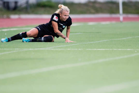 Göteborgs Nathalie Persson  faller i en duell