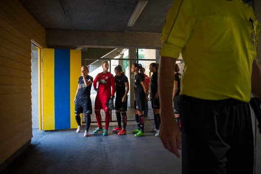 Göteborgs Elin Rubensson och målvakt Line Johansen