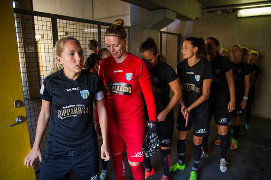Göteborgs Elin Rubensson och målvakt Line Johansen
