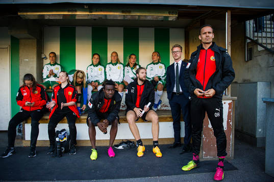 Hammarbys bänk med tränare Olof Unogård
