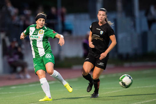 Hammarbys Helén Eke och Göteborgs Pauline Hammarlund