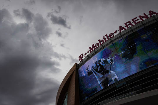 Exteriör av T-Mobile Arena, spelplats för det kommande