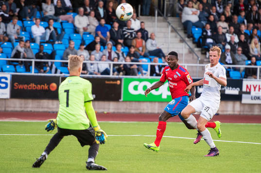 Helsingborgs Oke Akpoveta och Oskarshamns målvakt Oliver
