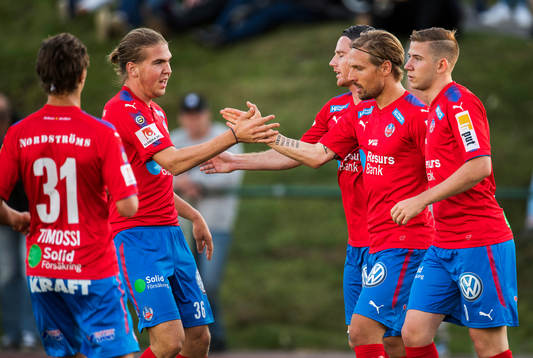 Helsingborgs Martin Christensen (tvåa från höger) jublar