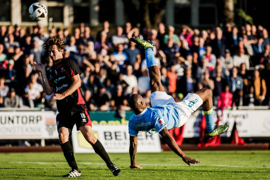 Malmö FFs Carlos Strandberg med bicykleta