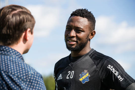 s Chinedu Ogbuke Obasi blir intervjuad av media