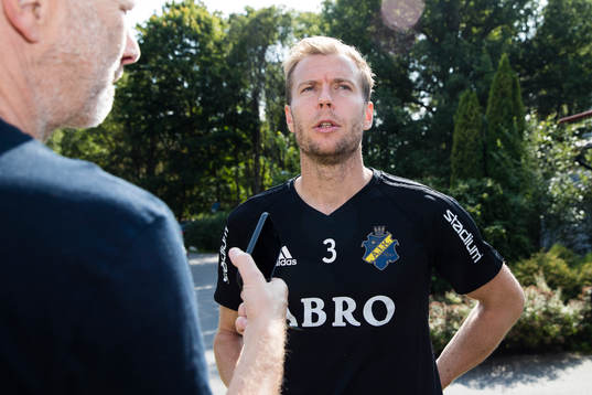 s Per Karlsson blir intervjuad av media