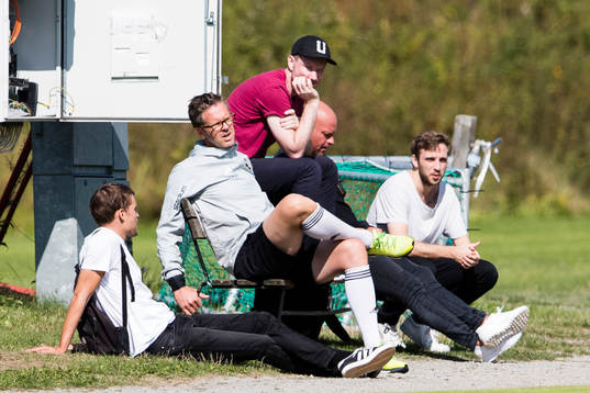 s tränare Rikard Norling sitter och pratar med media