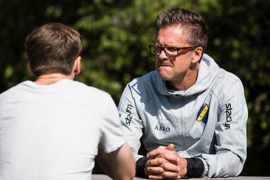 s tränare Rikard Norling blir intervjuad av media