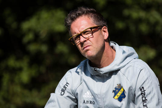 s tränare Rikard Norling blir intervjuad av media
