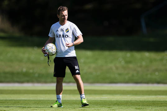 s assisterande tränare Bartosz Grzelak