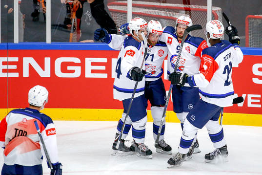 Zürichs Patrik Bartschijublar med lagkamrater