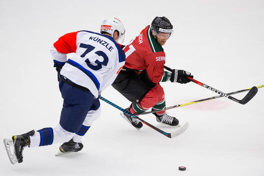 Zürichs Mike Kuenzle mot Frölundas Ryan Lasch