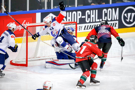 Frölundas Joel Lundqvist och Zürichs Pius Suter