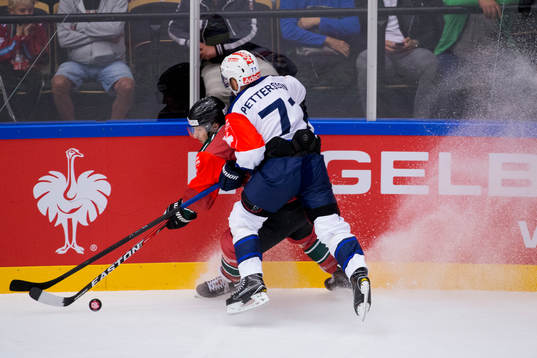 Zürichs Fredrik Pettersson tacklar Frölundas Matt Donovan