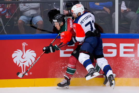 Zürichs Fredrik Pettersson tacklar Frölundas Matt Donovan