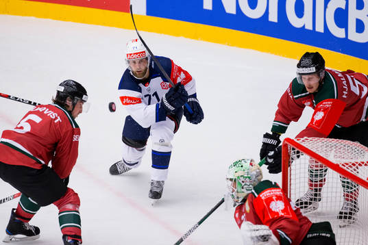 Zürichs Fredrik Pettersson med ett skottförsök mot