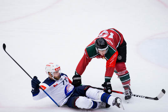 Frölundas Matt Donovan tacklar Zürichs Fredrik Pettersson