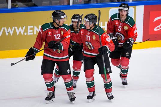 Frölundas Victor Olofsson jublar ihop med t.h. Max Friberg
