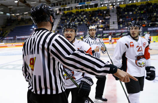 Tuukka Mäntylä, Malmö Redhawks speaking with linesman