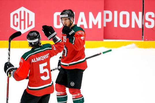 Frölundas Adam Almqvist och Matt Donovan jublar