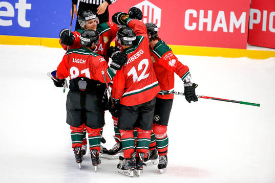 Frölundas Matt Donovan  jublar med lagkamrater