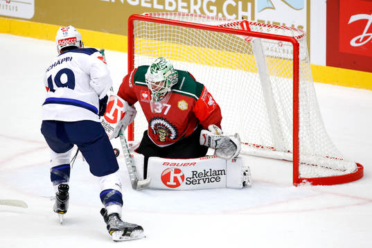 Zürichs Reto Schappi gör 3-4 bakom Frölundas målvakt
