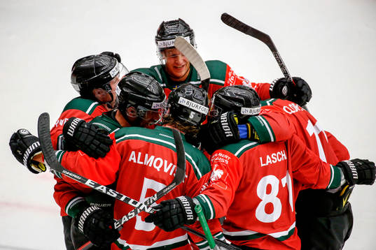Frölundas Joel Lundqvist jublar med lagkamrater
