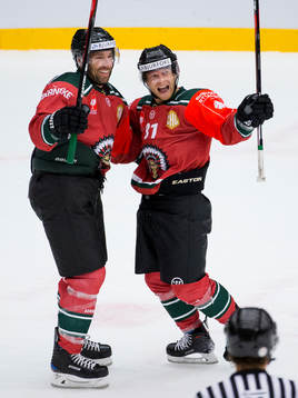 Frölundas Ryan Lasch jublar ihop med Joel Lundqvist