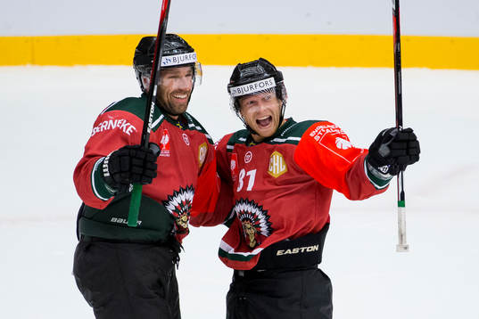 Frölundas Ryan Lasch jublar ihop med Joel Lundqvist