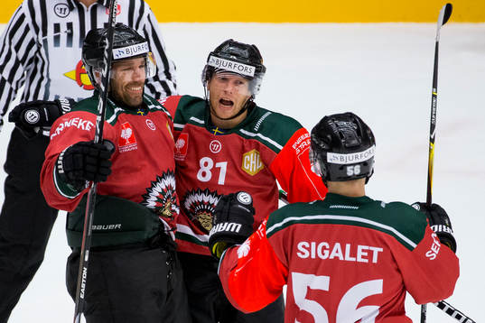 Frölundas Ryan Lasch jublar ihop med Joel Lundqvist och