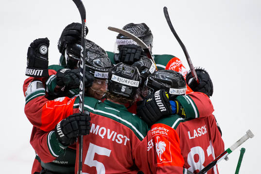 Frölundas Joel Lundqvist jublar ihop med lagkamrater