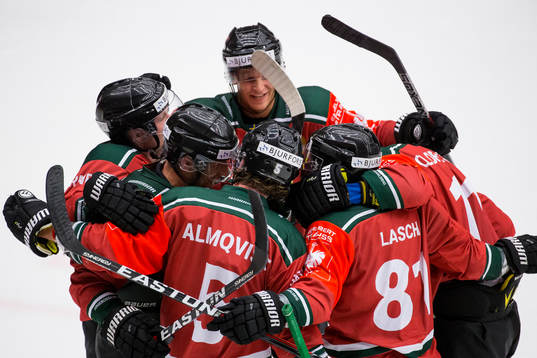 Frölundas Joel Lundqvist jublar ihop med lagkamrater
