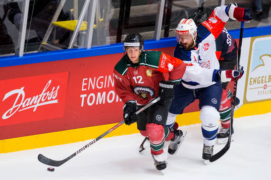 Frölundas Max Friberg före Zürichs Kevin Klein