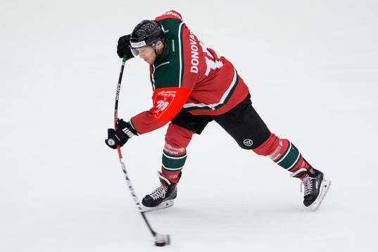 Frölundas Matt Donovan skjuter ett skott