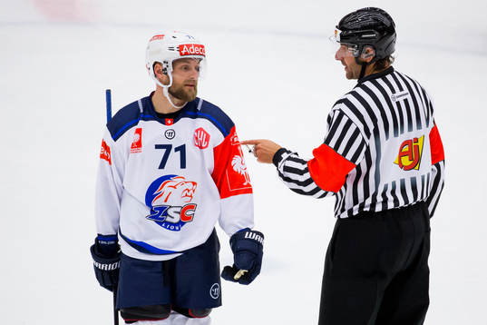 Zürichs Fredrik Pettersson i diskussion med domaren