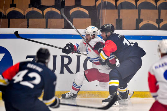 Devin Setoguchi of Adler Mannheim and Topi Jaakola of HV71