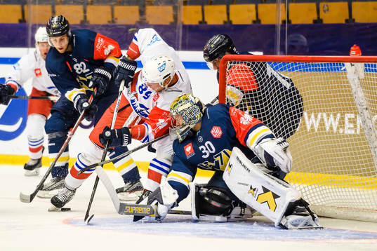 David Wolf of Adler Mannheim challenges Linus Söderström