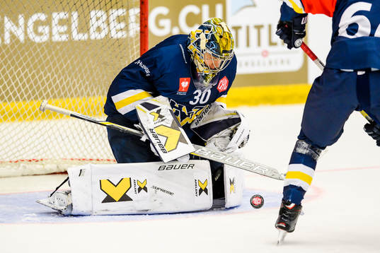 Linus Söderström goaltender of HV71 focusing