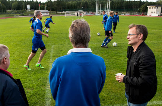 Kenneth Kile dricker kaffe när IFK Sundsvall tränar
