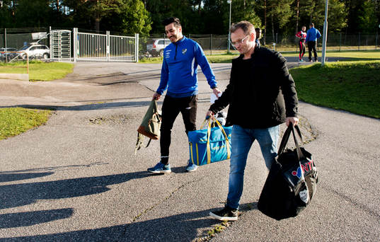 Tränare Emad Nademi och Kenneth Kile bäör utrustning