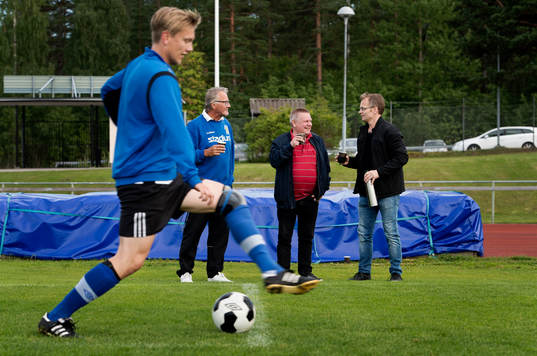Tobias Strandlund gör en överstegsfint och Lars Bodin,