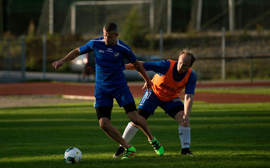 Olle Norberg jagas av Pontus Serrander när IFK Sundsvall
