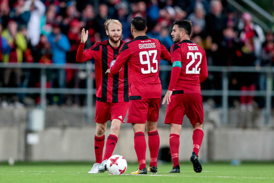 Östersunds Curtis Edwards jublar med lagkamrater