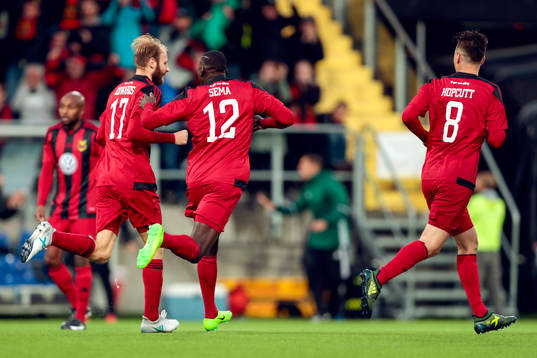 Östersunds Curtis Edwards jublar med lagkamrater