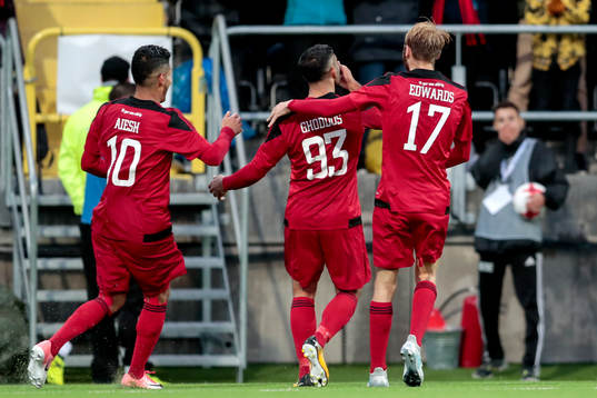 Östersunds Saman Ghoddos jublar med lagkamrater
