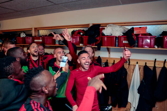 Östersunds spelare jublar i omklädningsrummet