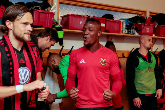 Östersunds spelare jublar i omklädningsrummet