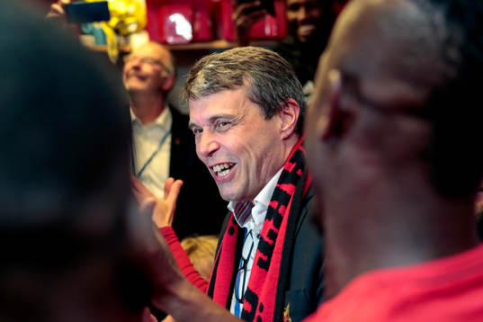 Östersunds ordförande Daniel Kindberg jublar i