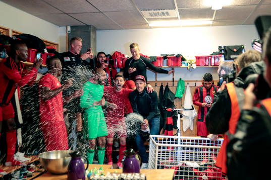 Östersunds spelare jublar i omklädningsrummet